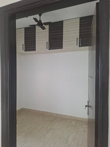 Room in 3 BHK Apartment at Amrapali Crystal Homes, Sector 76 – for Rent