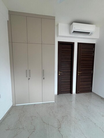 Room in 3 BHK Apartment at Smart World Orchard, Sector 61 – for Rent