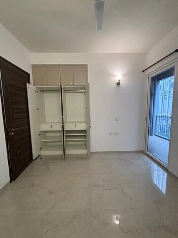 Room in 3 BHK Apartment at Smart World Orchard, Sector 61 – for Rent