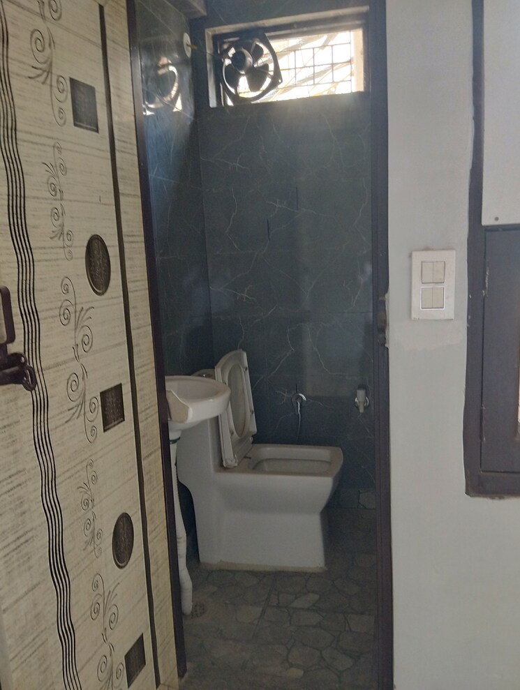 Bathroom, vipin garden 2 Bedroom 60 Acre Builder Floor In Vipin Garden Delhi 9141544