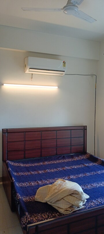 Room in 3.5 BHK Apartment at Emaar Emerald Estate, Sector 65 – for Rent