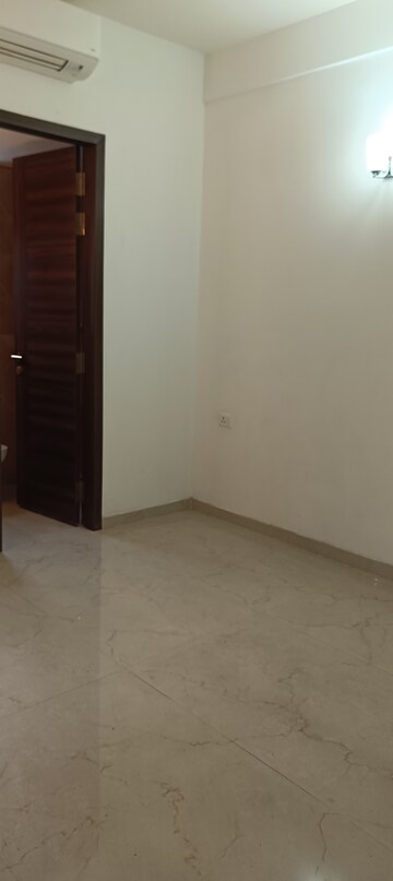 Room in 3 BHK Apartment at Smart World Orchard, Sector 61 – for Rent