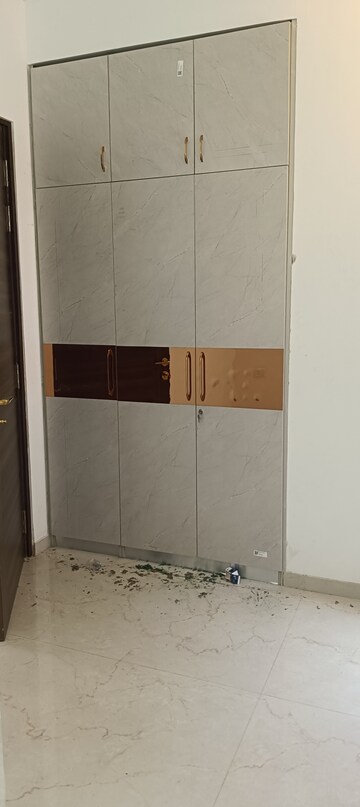 Room in 3 BHK Apartment at Smart World Orchard, Sector 61 – for Rent