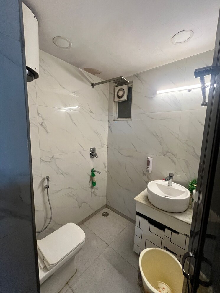 Bathroom, vasant kunj 3 Bedroom 1500 Sq.Ft. Apartment In Vasant Kunj Delhi 9141749