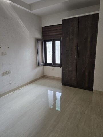 Room in 3 BHK Apartment at Niti Khand I – for Rent