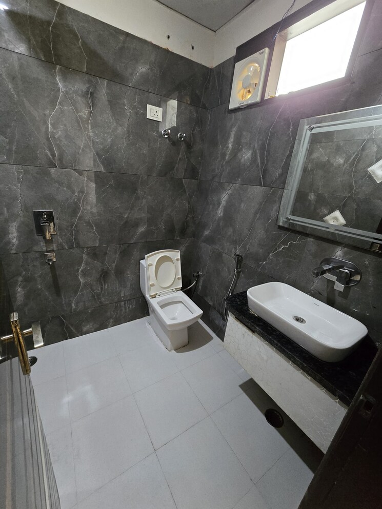 Bathroom, niti khand i 3 Bedroom 1800 Sq.Ft. Apartment In Niti Khand I Ghaziabad 9142059