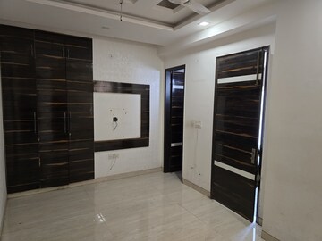Room in 3 BHK Apartment at Niti Khand I – for Rent