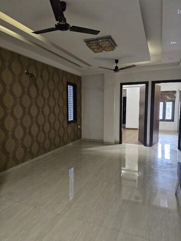Room in 3 BHK Apartment at Niti Khand I – for Rent