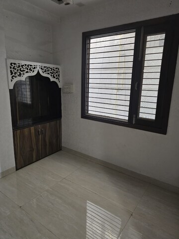 Room in 3 BHK Apartment at Niti Khand I – for Rent