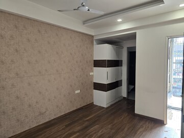 Room in 3 BHK Apartment at Niti Khand I – for Rent