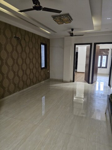 Room in 3 BHK Apartment at Niti Khand I – for Rent