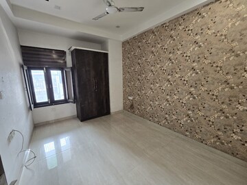 Room in 3 BHK Apartment at Niti Khand I – for Rent