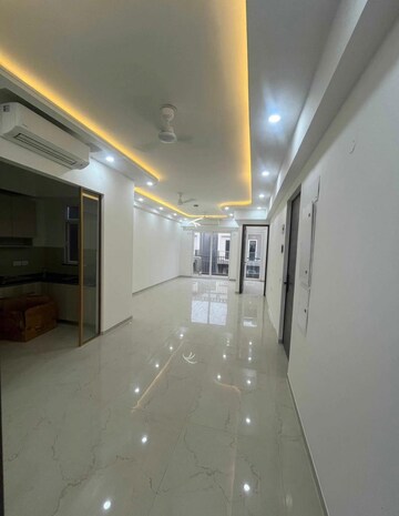Building Lobby in 2.5 BHK Builder Floor at Smart World Orchard, Sector 61 – for Rent