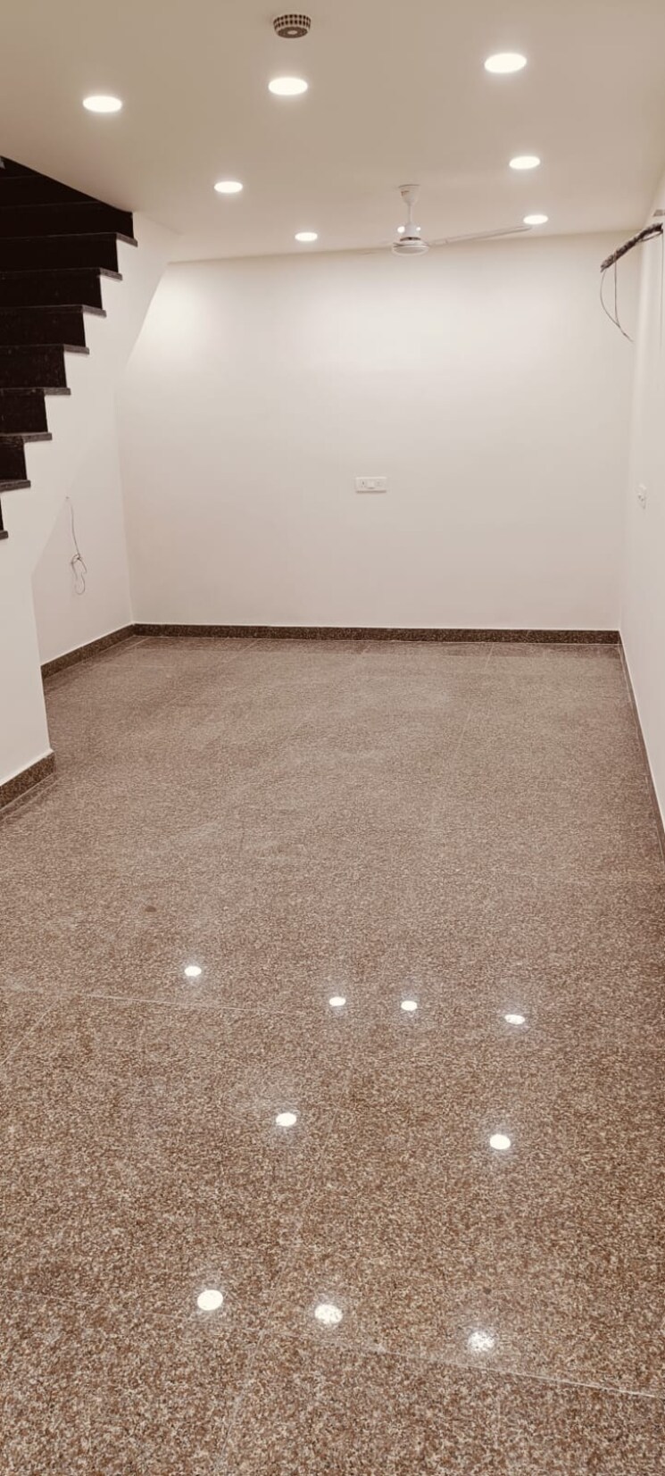 Room, lajpat nagar ii Commercial Office Space 905 Sq.Ft. In Lajpat Nagar ii Delhi 9142084