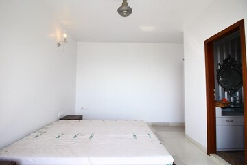 Room in 2 BHK Apartment at Jal Darshan Apartment, Bandra West – for Rent
