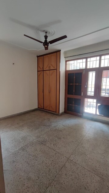 Room in 3 BHK Apartment at Shubham Apartments Faridabad, Sector 21c – for Sale