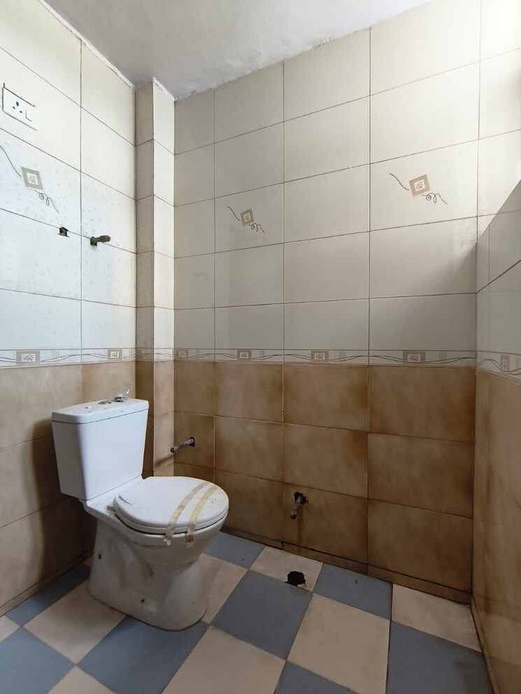 Bathroom, sector 21d 3 Bedroom 1900 Sq.Ft. Apartment In Sector 21d Faridabad 9142232