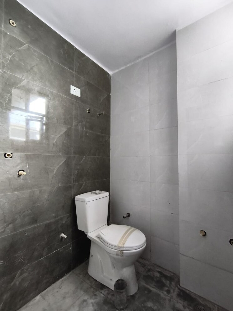 Bathroom, sector 21d 3 Bedroom 1900 Sq.Ft. Apartment In Sector 21d Faridabad 9142232
