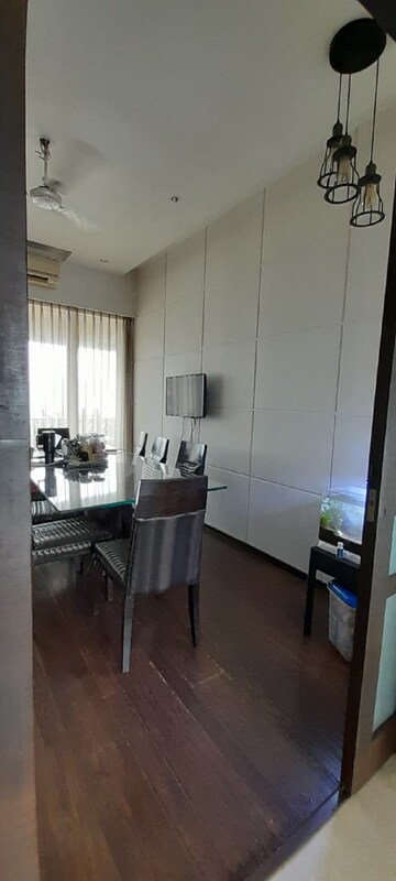 Room in 4 BHK Apartment at Bandra West – for Rent