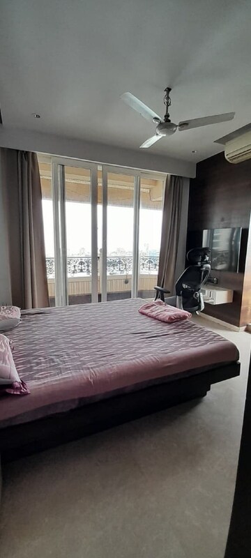 Bedroom in 4 BHK Apartment at Bandra West – for Rent