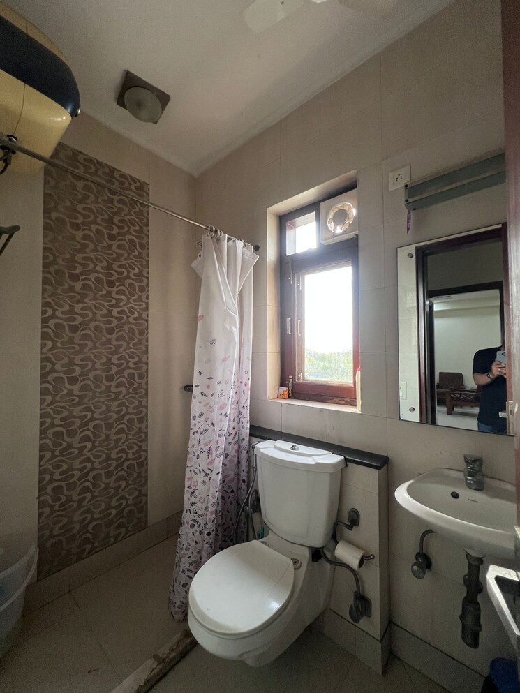Attached Bathroom, greater kailash ii 3 Bedroom 2700 Sq.Ft. Builder Floor In Greater Kailash ii Delhi 9142481