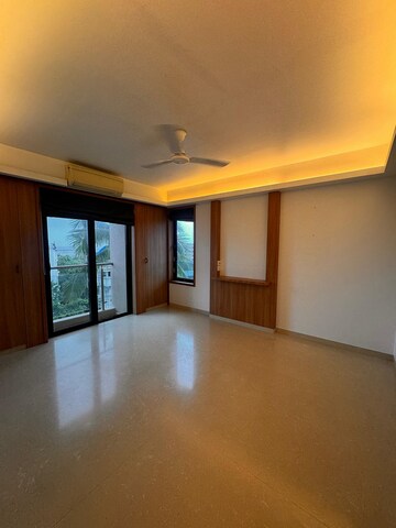Room in 3.5 BHK Apartment at Bandra West – for Rent