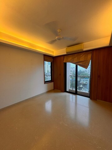Room in 3.5 BHK Apartment at Bandra West – for Rent