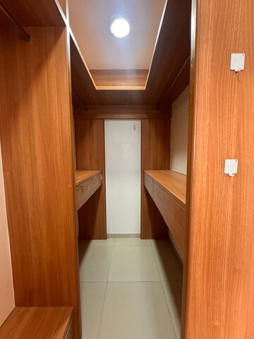 Room in 3.5 BHK Apartment at Bandra West – for Rent