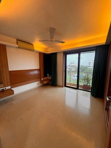 Room in 3.5 BHK Apartment at Bandra West – for Rent