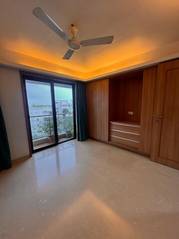 Room in 3.5 BHK Apartment at Bandra West – for Rent