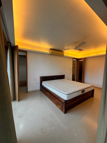 Bedroom in 3.5 BHK Apartment at Bandra West – for Rent