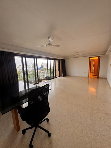 Room in 3.5 BHK Apartment at Bandra West – for Rent