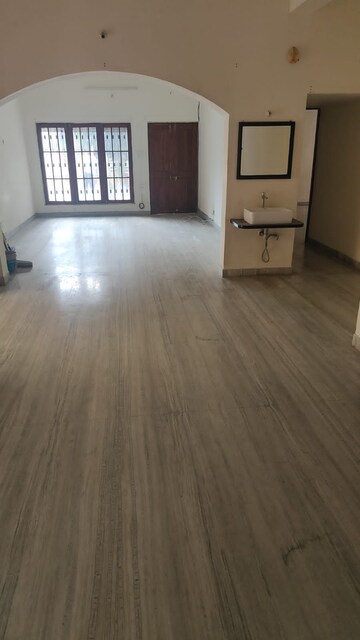 Room in 6+ BHK Independent House at Railway Colony – for Sale