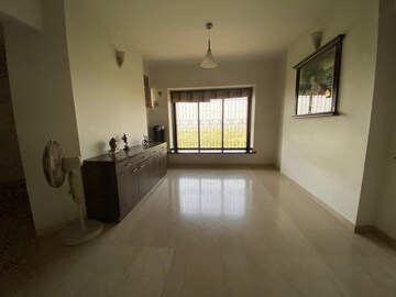 Room in 3 BHK Apartment at Lokhandwala Complex, Andheri West – for Sale
