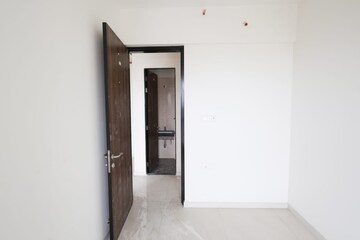 Room in 2 BHK Apartment at Sheth Zuri, Laxmi Nagar – for Rent