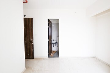 Room in 2 BHK Apartment at Sheth Zuri, Laxmi Nagar – for Rent