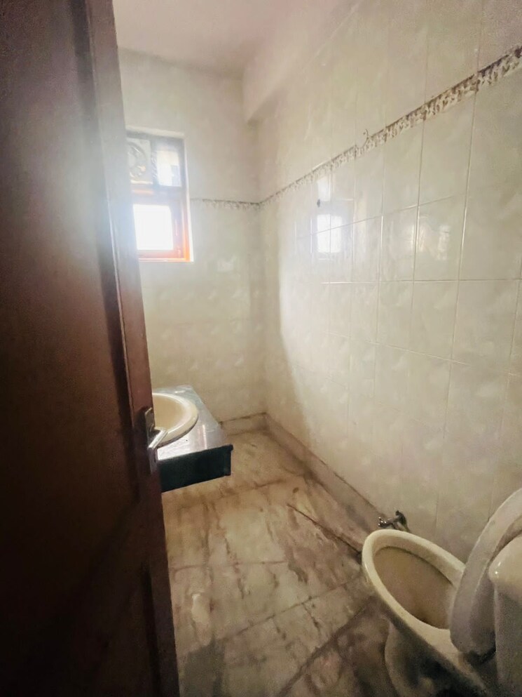 Bathroom, sector 40 4 Bedroom 2450 Sq.Ft. Builder Floor In Sector 40 Gurgaon 9142705