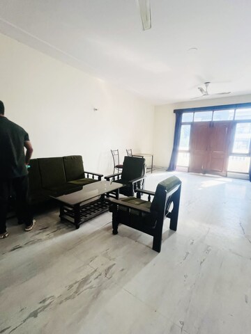 Living Room in 4 BHK Builder Floor at Sector 40 – for Rent