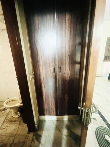Building Lobby in 4 BHK Builder Floor at Sector 40 – for Rent