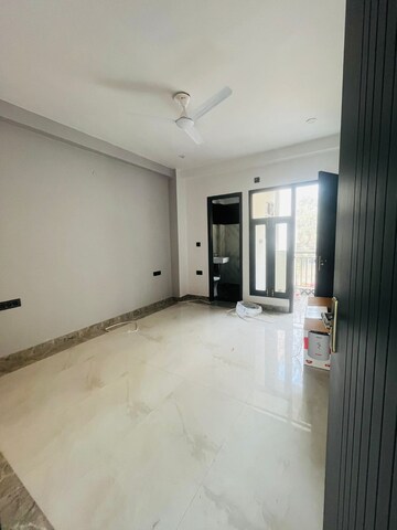 Room in 2 BHK Builder Floor at Sector 38 – for Rent