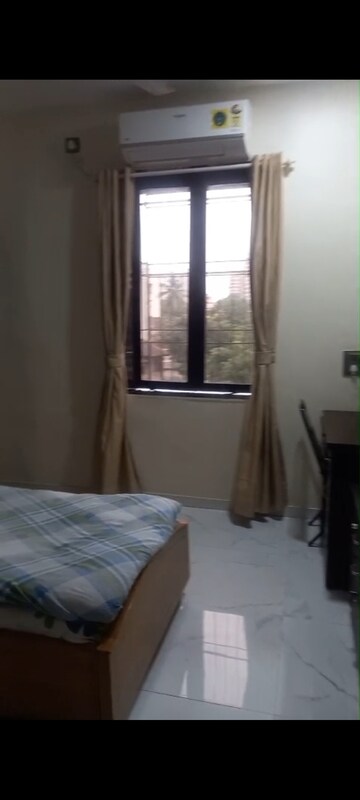 Room in 1 BHK Apartment at Jasdanwala Building, Bhuleshwar – for Rent
