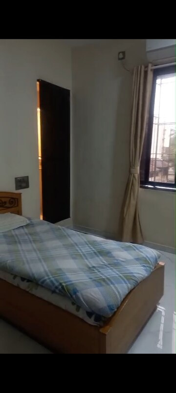 Bedroom in 1 BHK Apartment at Jasdanwala Building, Bhuleshwar – for Rent