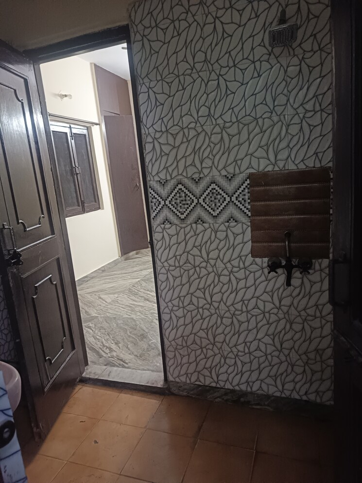 Bathroom, sector 40 1 Bedroom 200 Sq.Mt. Independent House In Sector 40 Noida 9142721