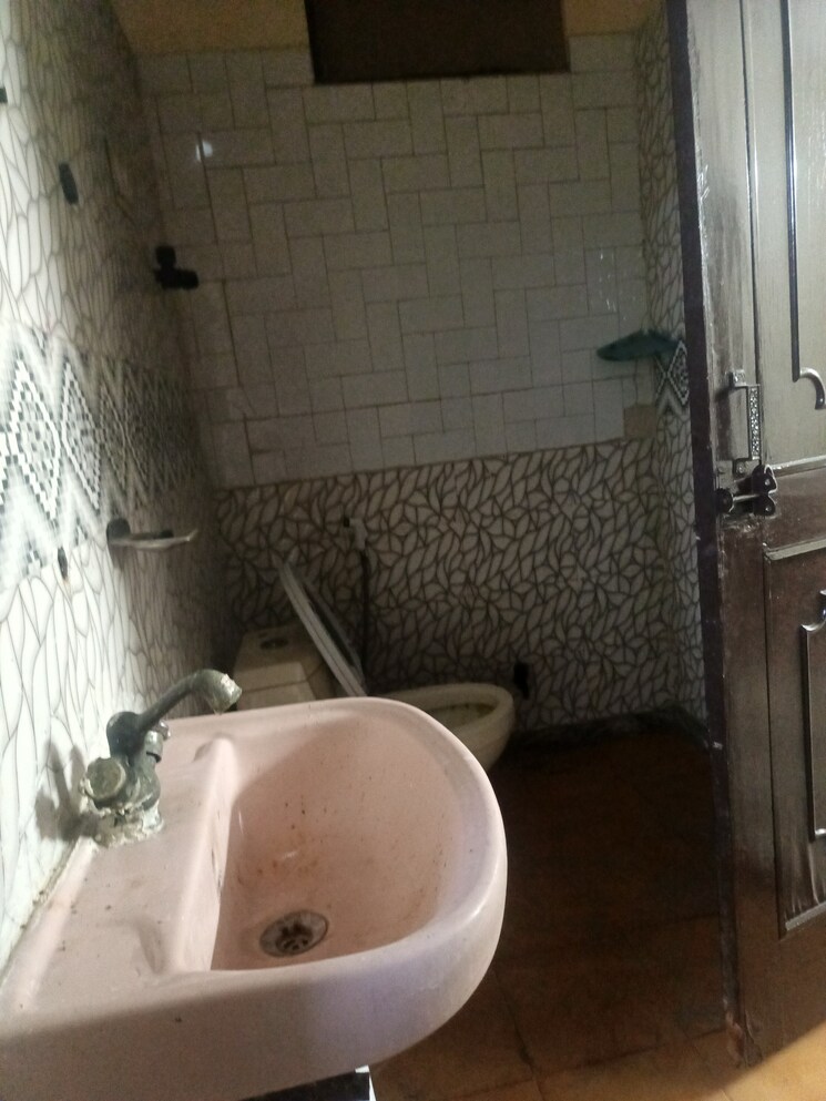 Bathroom, sector 40 1 Bedroom 200 Sq.Mt. Independent House In Sector 40 Noida 9142721