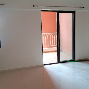 Room in 2 BHK Apartment at Atul Western Hills Phase 2, Link Road – for Rent