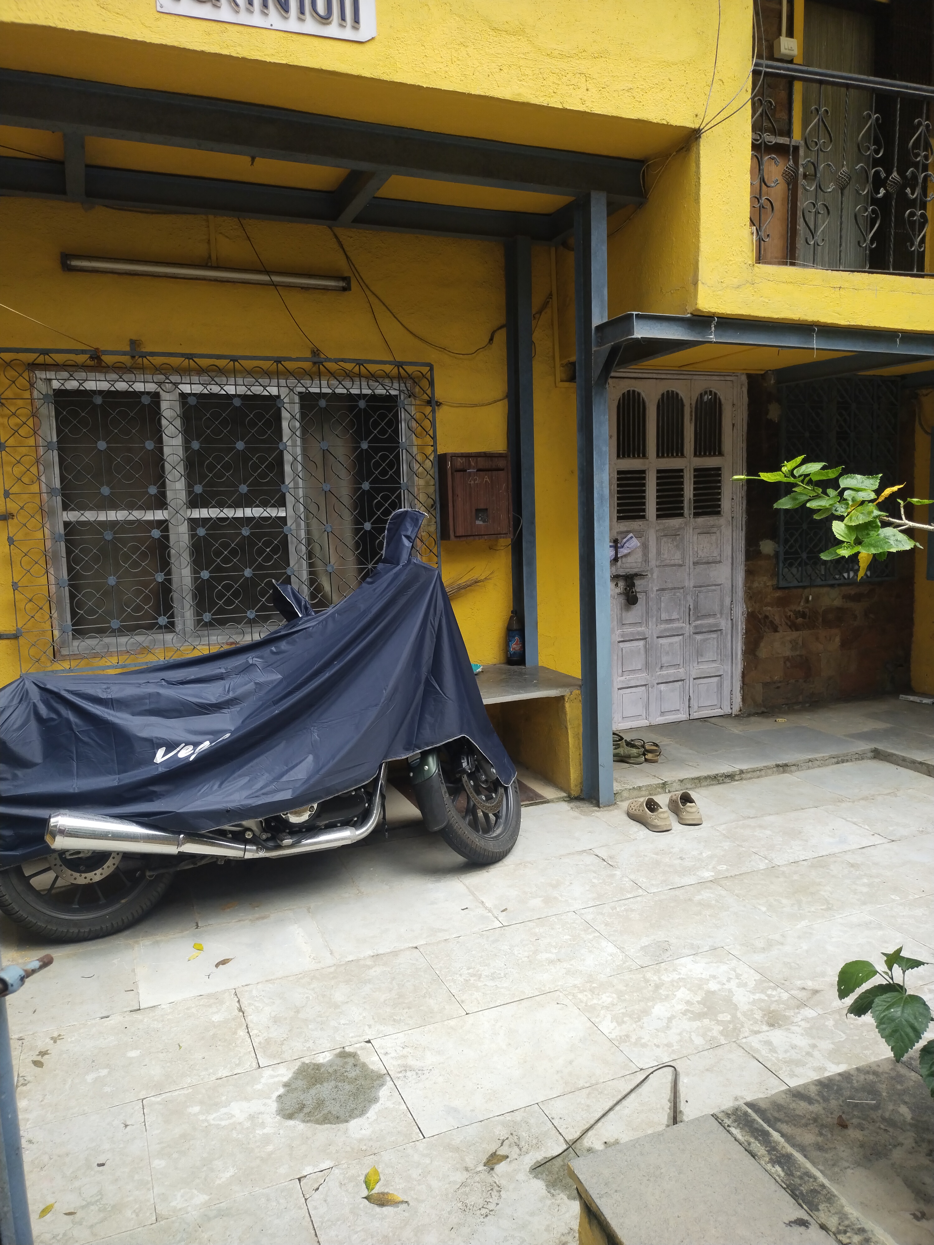 6 BHK + Study Room 3000 Sq.Ft. Independent House in Kurla Kamgar CHS