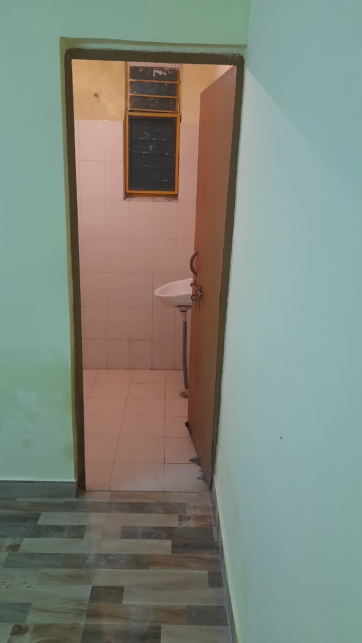 Bathroom, shree-ram-apartments 2 Bedroom 1000 Sq.Ft. Apartment In Sector 118 Noida 9142960