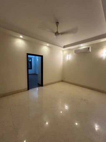 Room in 4 BHK Builder Floor at South Extension ii – for Rent