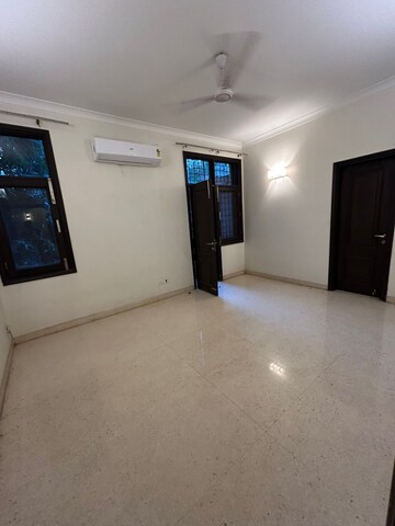 Room in 4 BHK Builder Floor at South Extension ii – for Rent