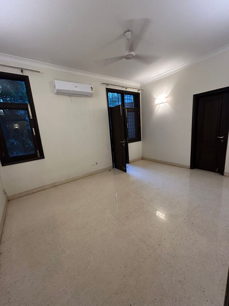 Room, south extension ii 4 Bedroom 500 Sq.Yd. Builder Floor In South Extension ii Delhi 9143021